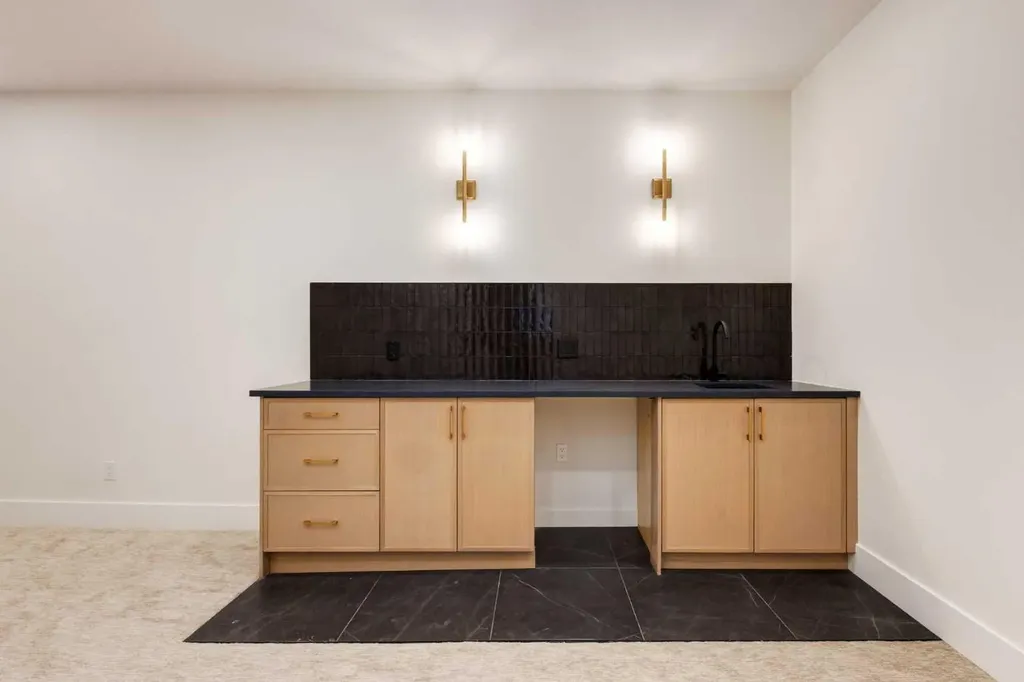 631 28 Avenue NW Calgary AB T2M2L2