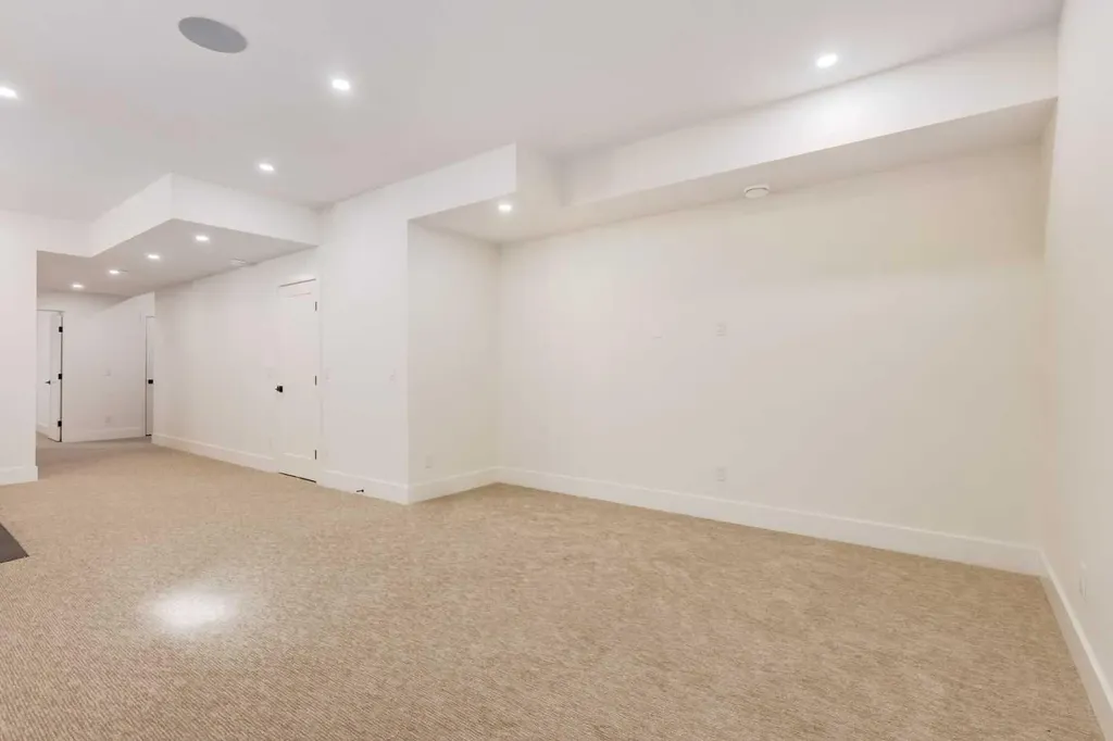 631 28 Avenue NW Calgary AB T2M2L2