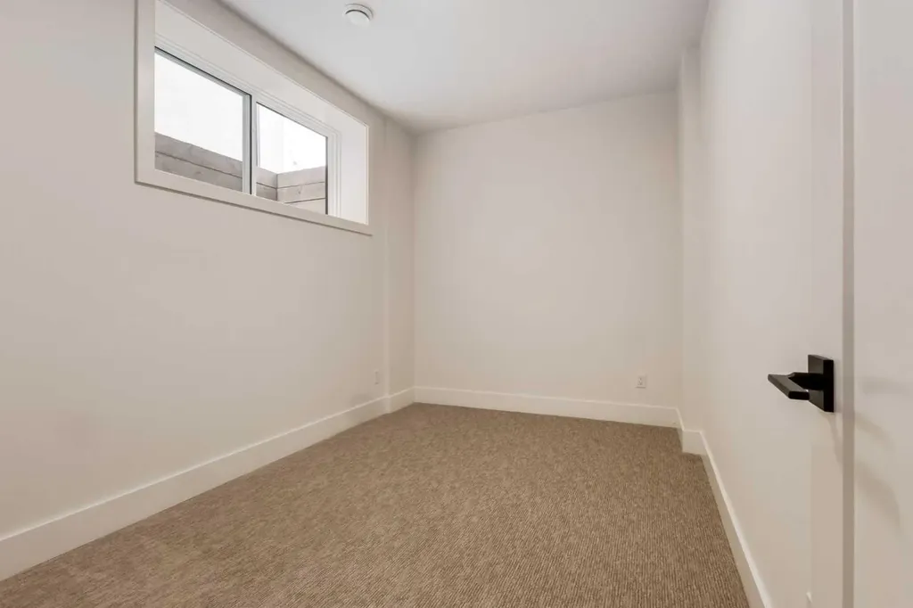 631 28 Avenue NW Calgary AB T2M2L2
