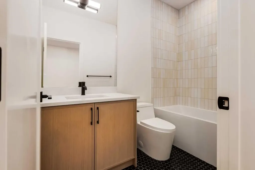 631 28 Avenue NW Calgary AB T2M2L2