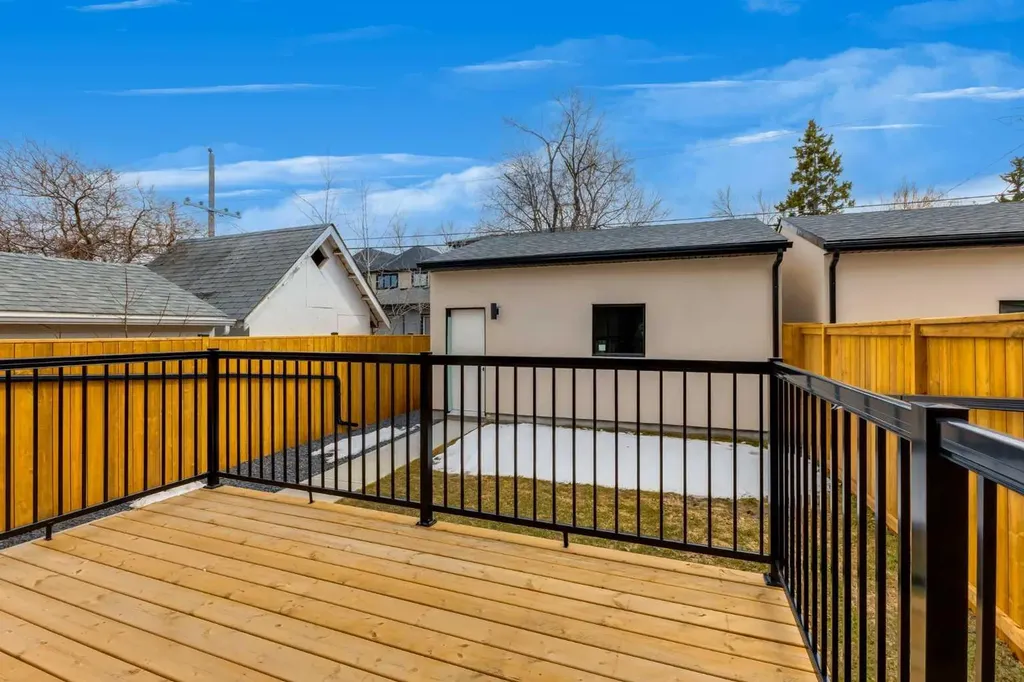 631 28 Avenue NW Calgary AB T2M2L2