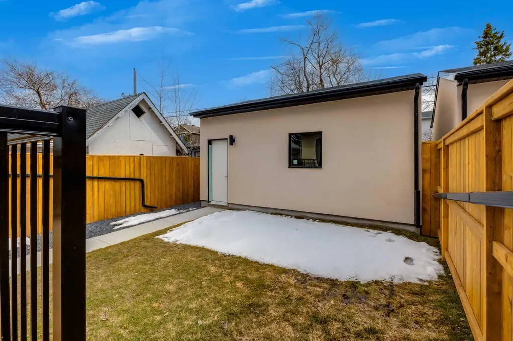 631 28 Avenue NW Calgary AB T2M2L2