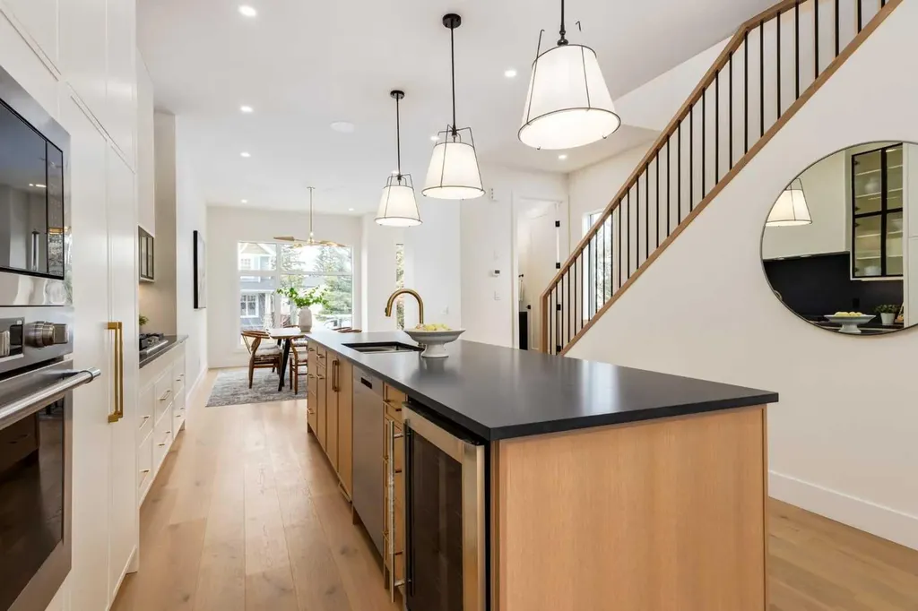 631 28 Avenue NW Calgary AB T2M2L2