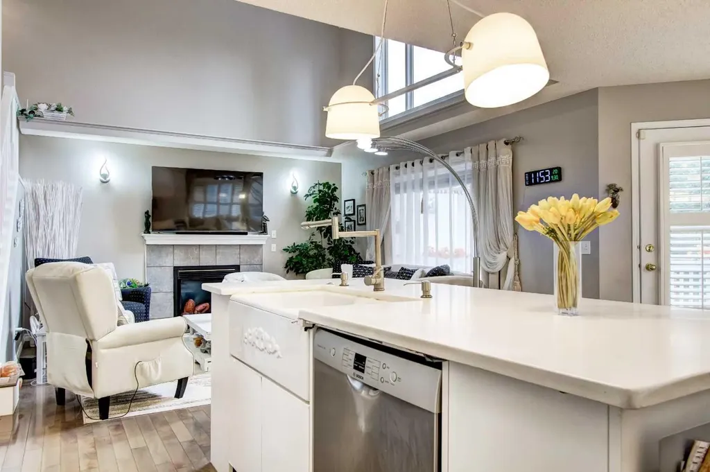 1121 Sierra Morena Court SW Calgary AB T3H 3N1