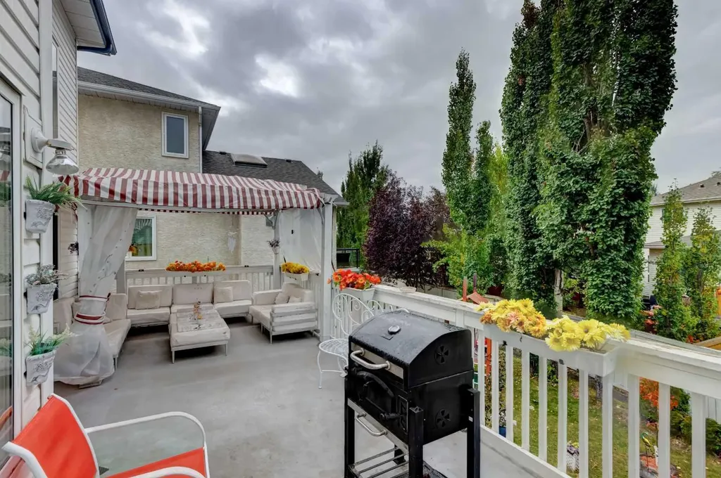 1121 Sierra Morena Court SW Calgary AB T3H 3N1