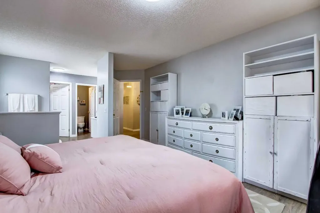 1121 Sierra Morena Court SW Calgary AB T3H 3N1