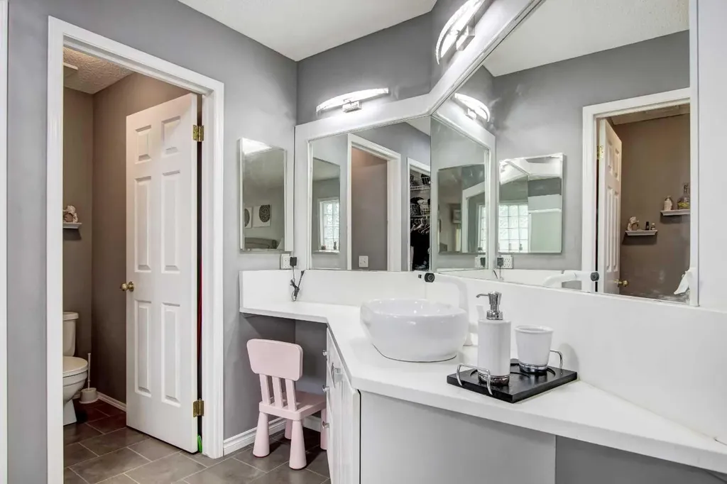 1121 Sierra Morena Court SW Calgary AB T3H 3N1