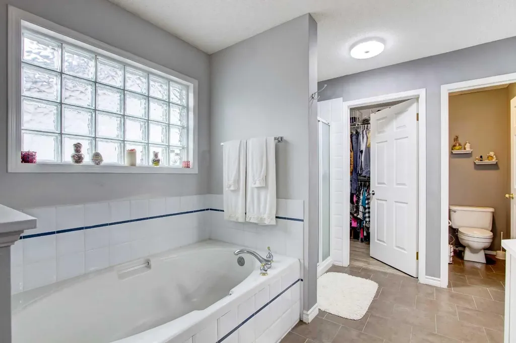 1121 Sierra Morena Court SW Calgary AB T3H 3N1