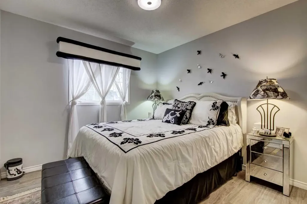 1121 Sierra Morena Court SW Calgary AB T3H 3N1