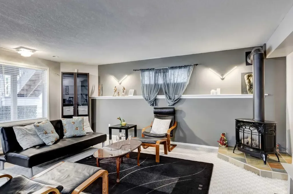 1121 Sierra Morena Court SW Calgary AB T3H 3N1
