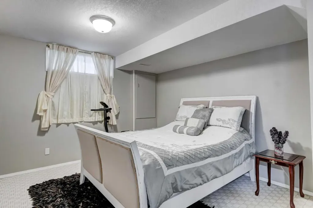 1121 Sierra Morena Court SW Calgary AB T3H 3N1