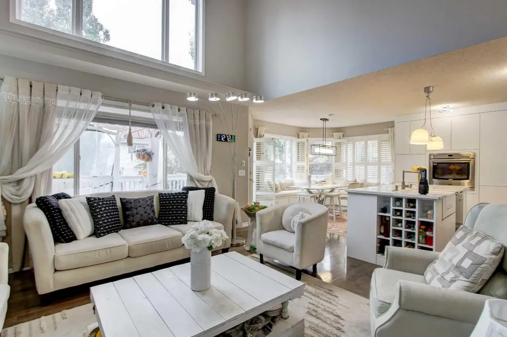 1121 Sierra Morena Court SW Calgary AB T3H 3N1