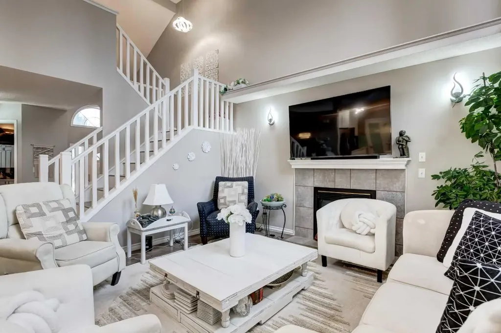 1121 Sierra Morena Court SW Calgary AB T3H 3N1