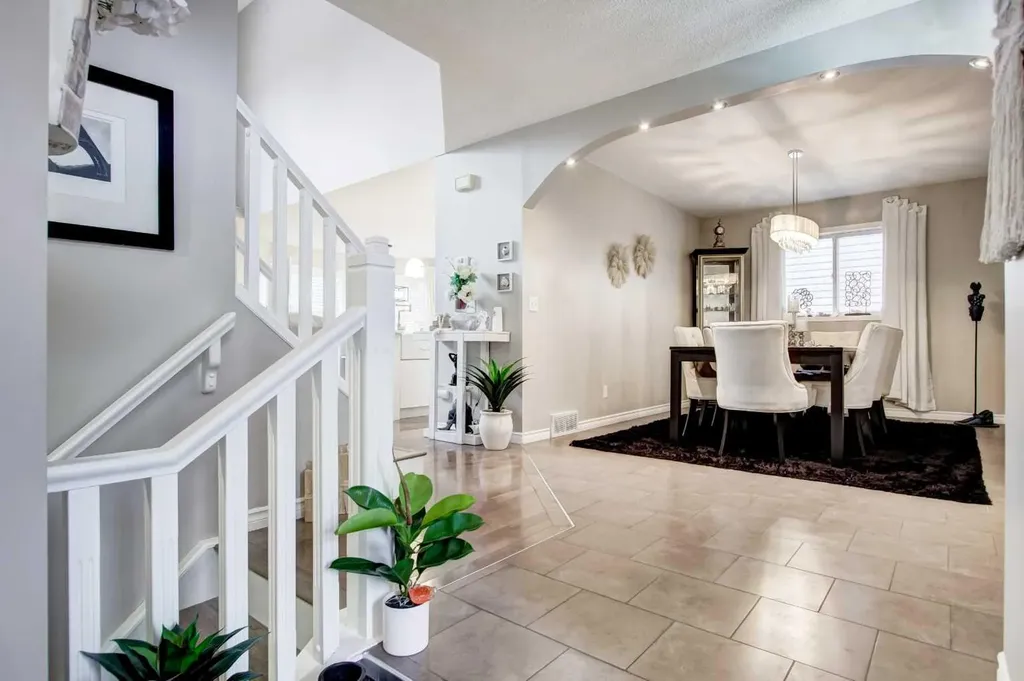 1121 Sierra Morena Court SW Calgary AB T3H 3N1
