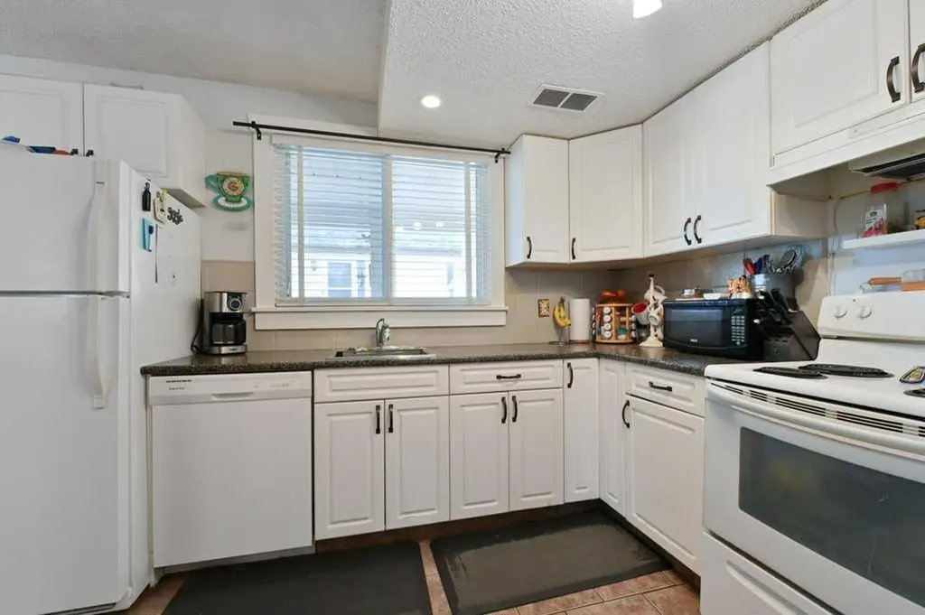 7740 Hunterview Drive NW Calgary AB T2K 5C9