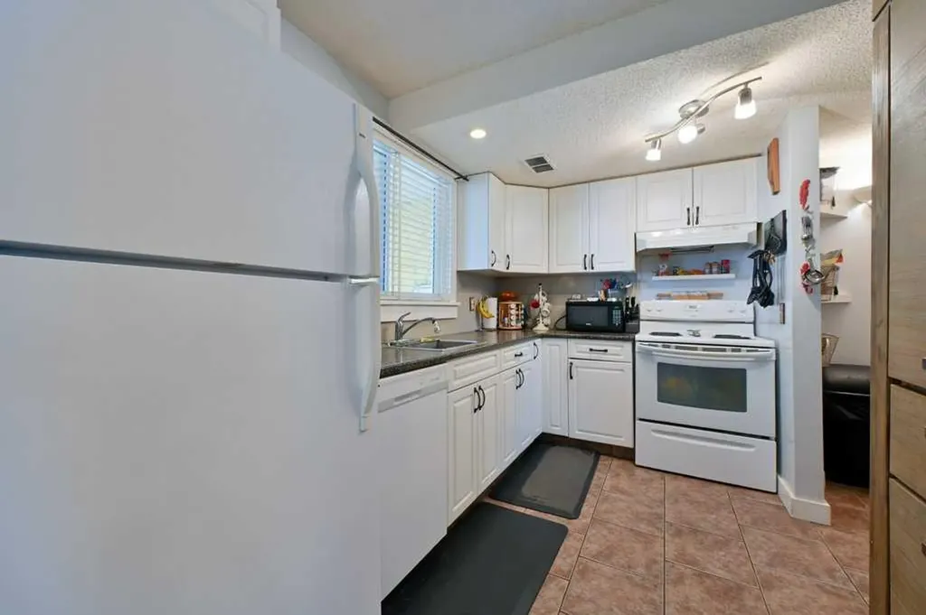 7740 Hunterview Drive NW Calgary AB T2K 5C9