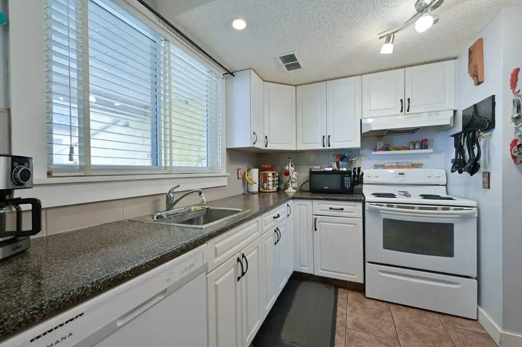 7740 Hunterview Drive NW Calgary AB T2K 5C9