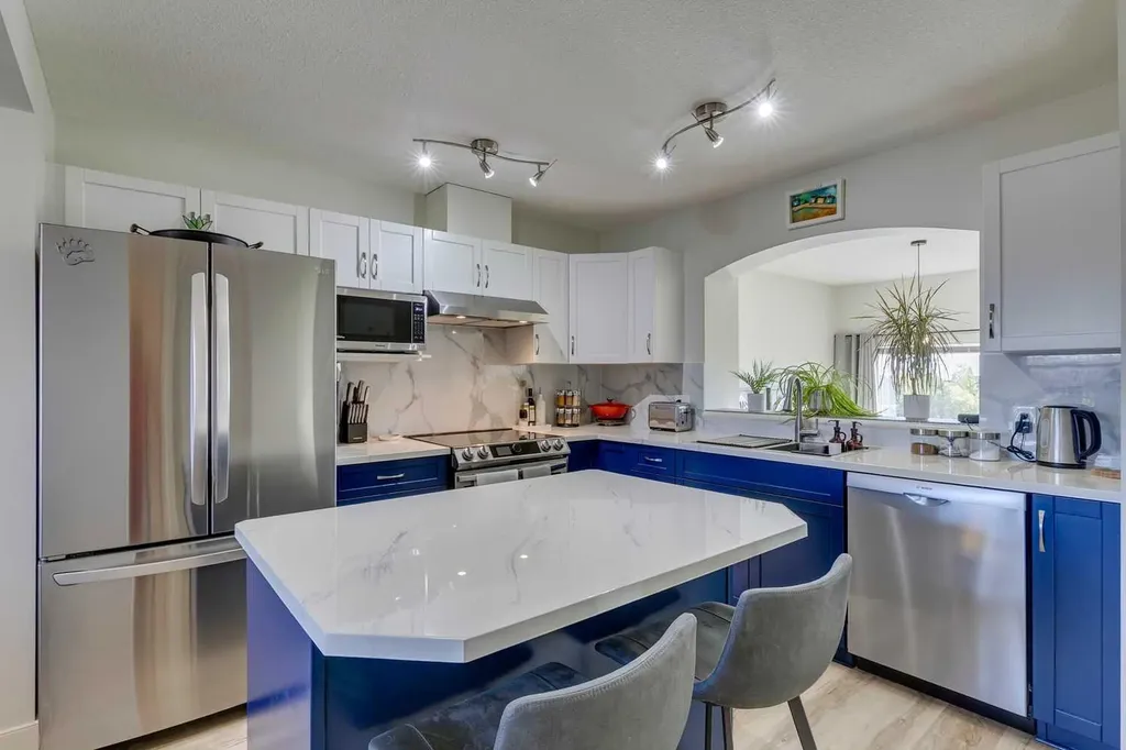44 Everridge Common SW Calgary AB T2Y5G9