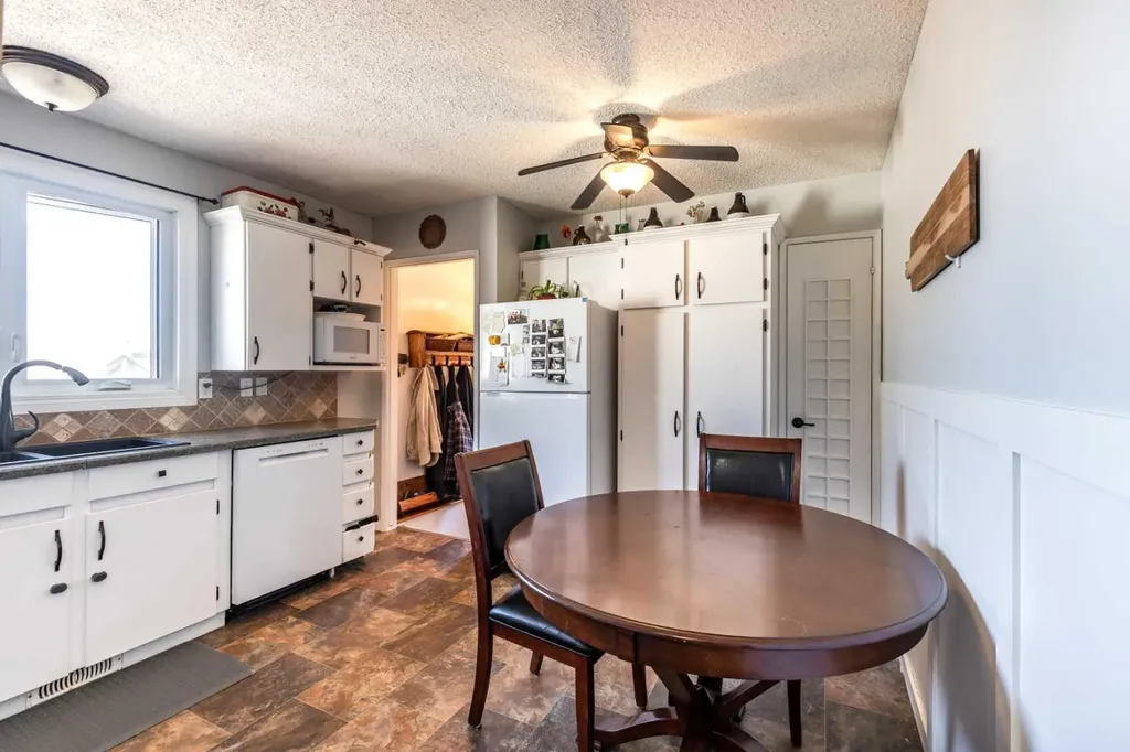 116 19 Street NE Medicine Hat AB T1C1B1