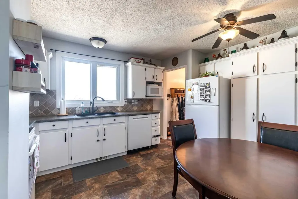 116 19 Street NE Medicine Hat AB T1C1B1