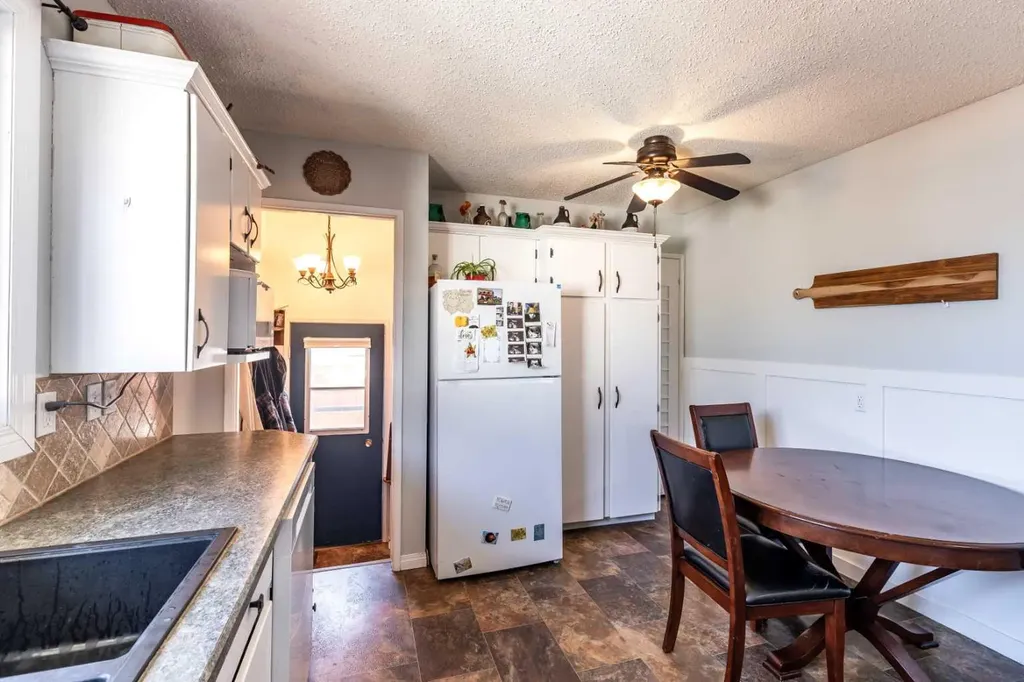 116 19 Street NE Medicine Hat AB T1C1B1