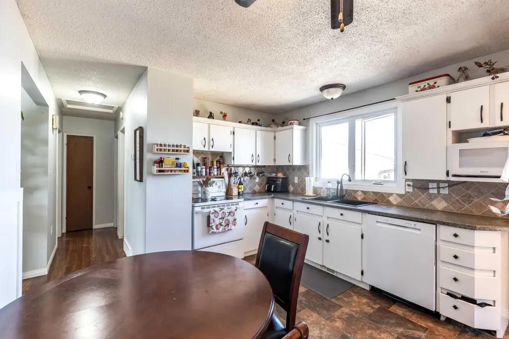116 19 Street NE Medicine Hat AB T1C1B1