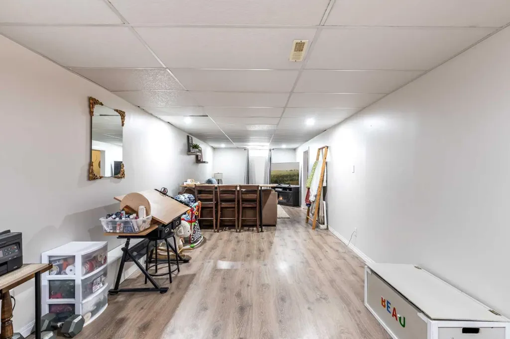 116 19 Street NE Medicine Hat AB T1C1B1
