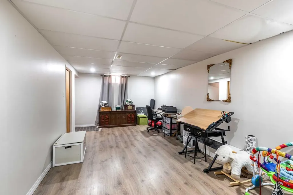 116 19 Street NE Medicine Hat AB T1C1B1
