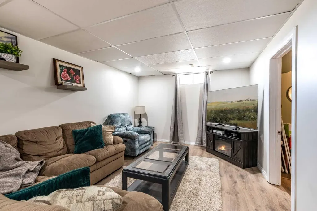116 19 Street NE Medicine Hat AB T1C1B1