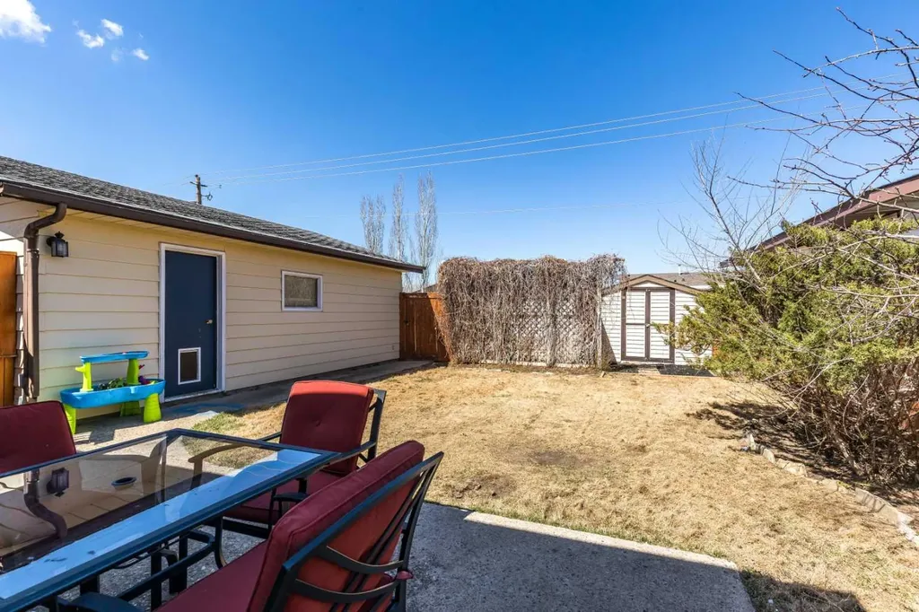 116 19 Street NE Medicine Hat AB T1C1B1