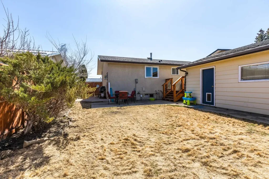 116 19 Street NE Medicine Hat AB T1C1B1