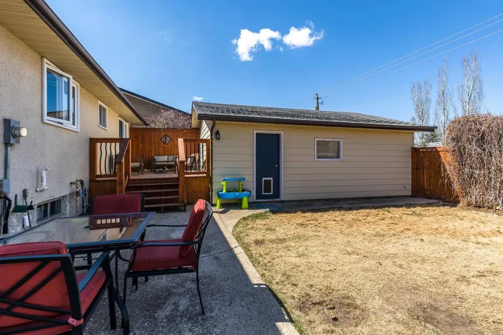 116 19 Street NE Medicine Hat AB T1C1B1