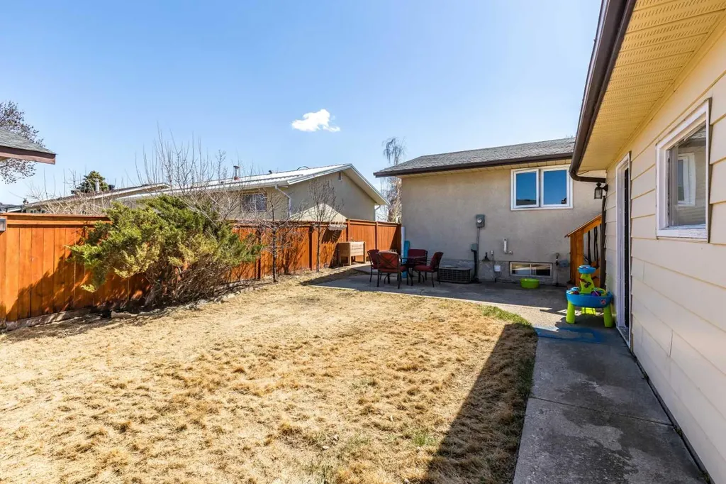 116 19 Street NE Medicine Hat AB T1C1B1