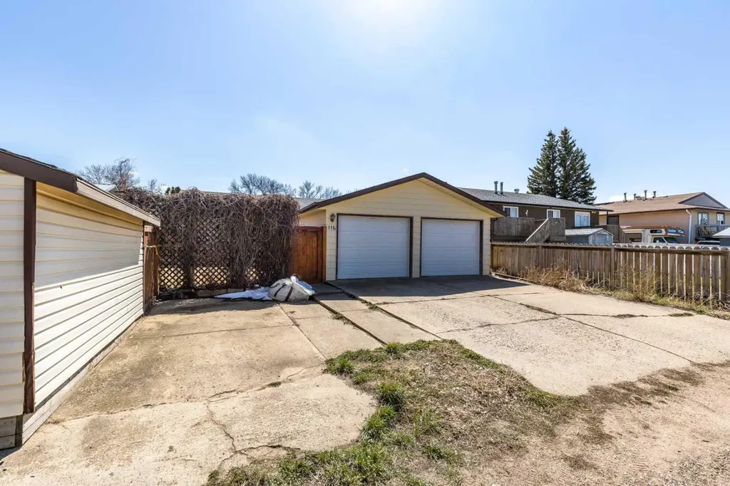 116 19 Street NE Medicine Hat AB T1C1B1