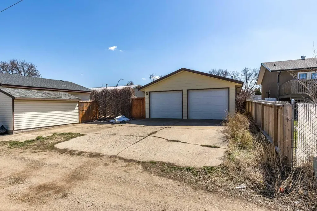 116 19 Street NE Medicine Hat AB T1C1B1