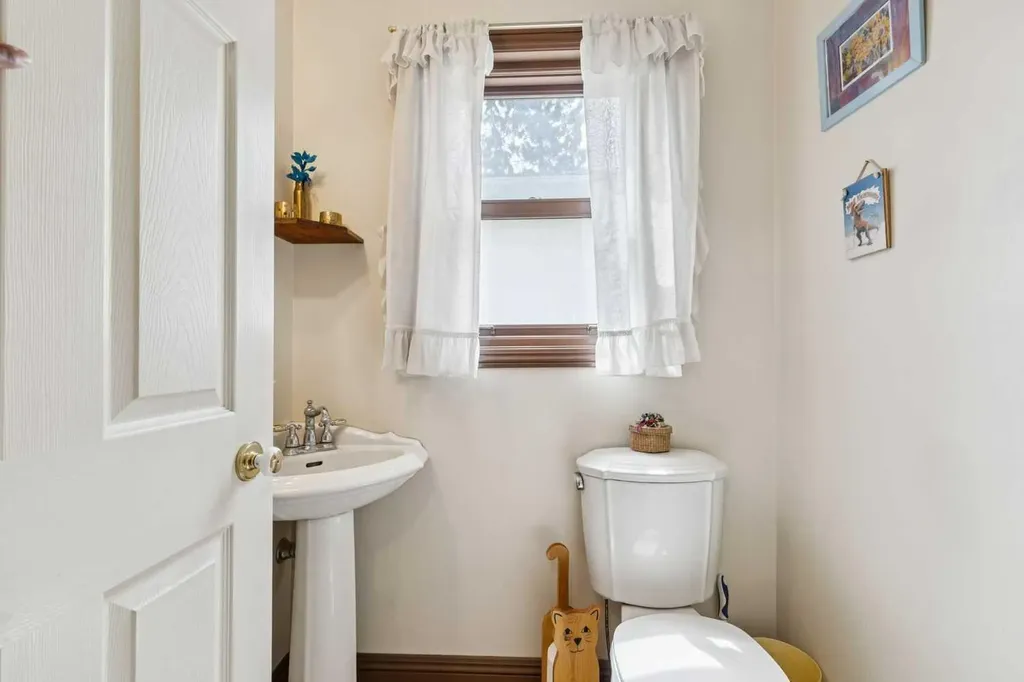 361 Wildwood Drive SW Calgary AB T3C 3E4