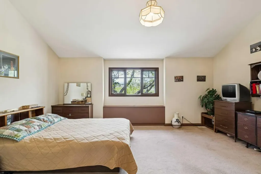 361 Wildwood Drive SW Calgary AB T3C 3E4