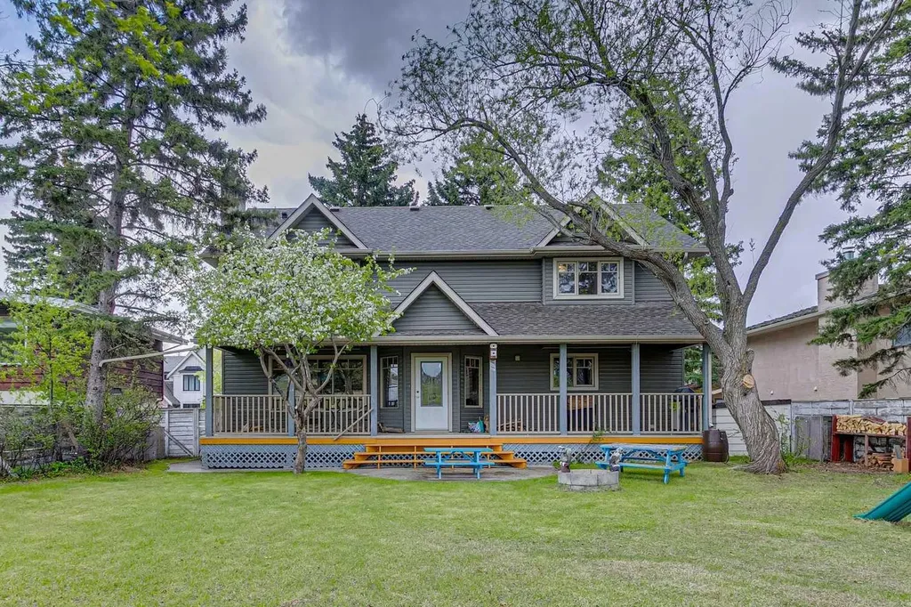 361 Wildwood Drive SW Calgary AB T3C 3E4