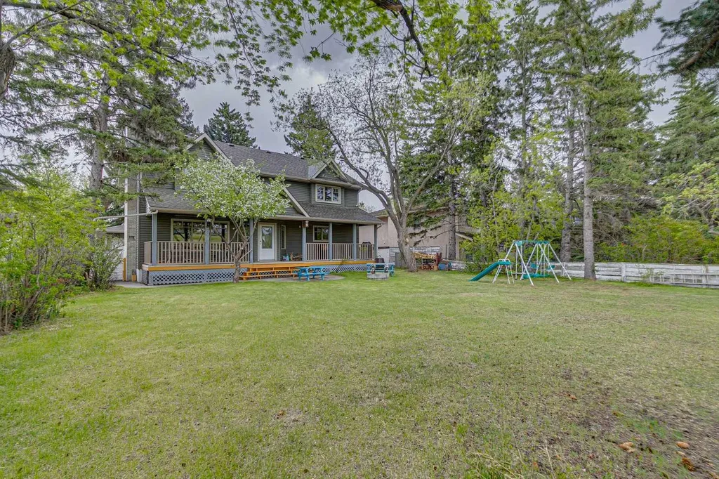 361 Wildwood Drive SW Calgary AB T3C 3E4