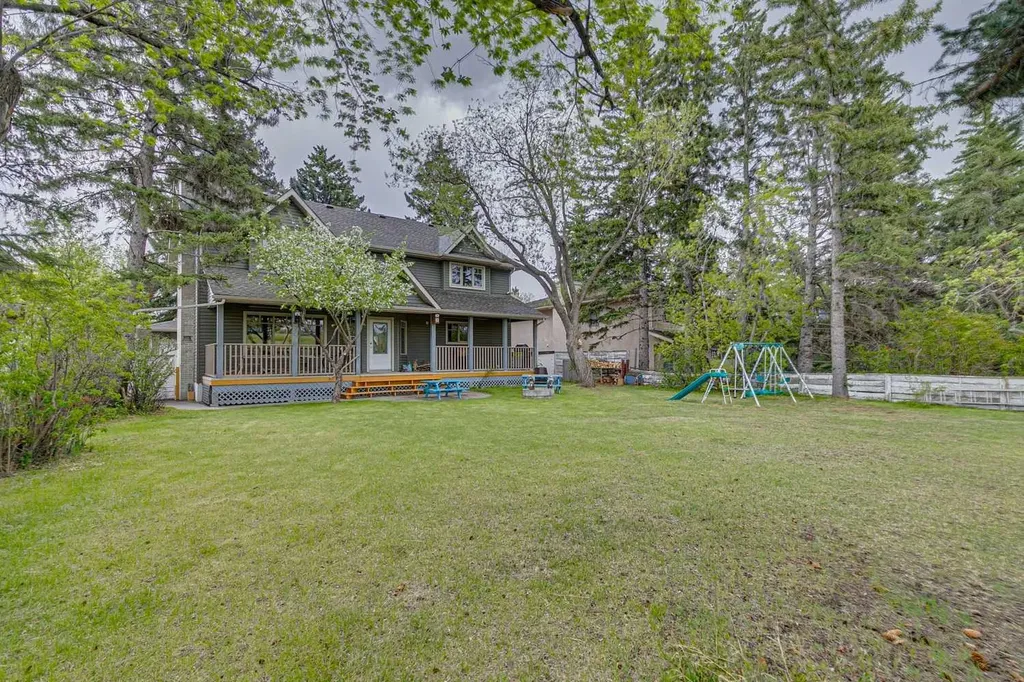 361 Wildwood Drive SW Calgary AB T3C 3E4