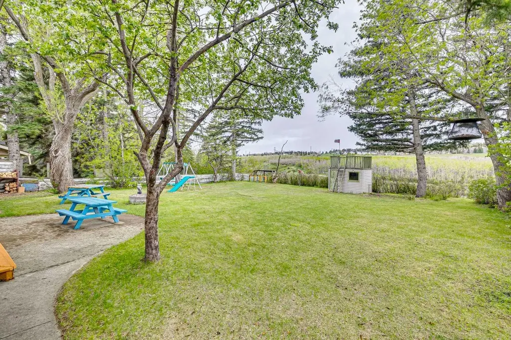 361 Wildwood Drive SW Calgary AB T3C 3E4