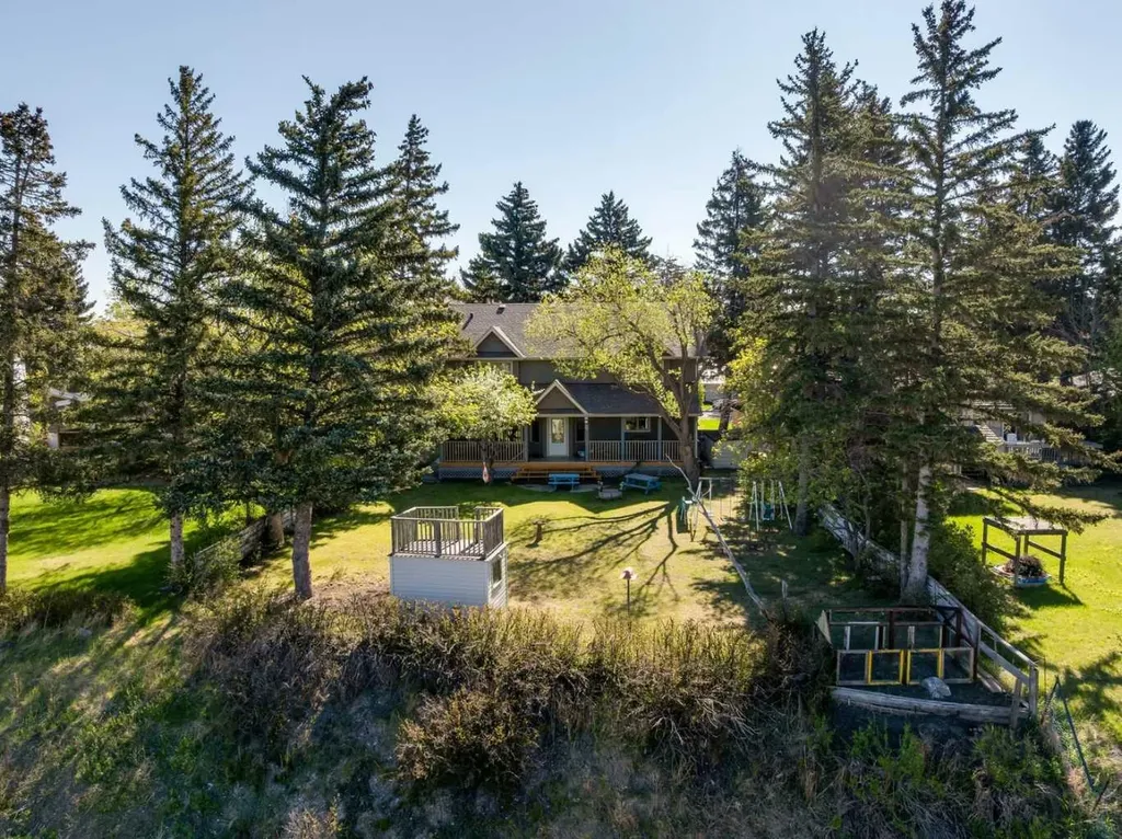 361 Wildwood Drive SW Calgary AB T3C 3E4