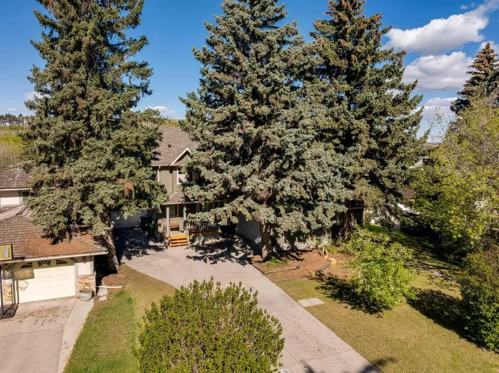 361 Wildwood Drive SW Calgary AB T3C 3E4