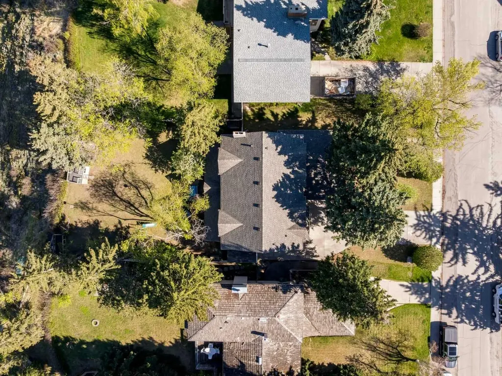 361 Wildwood Drive SW Calgary AB T3C 3E4