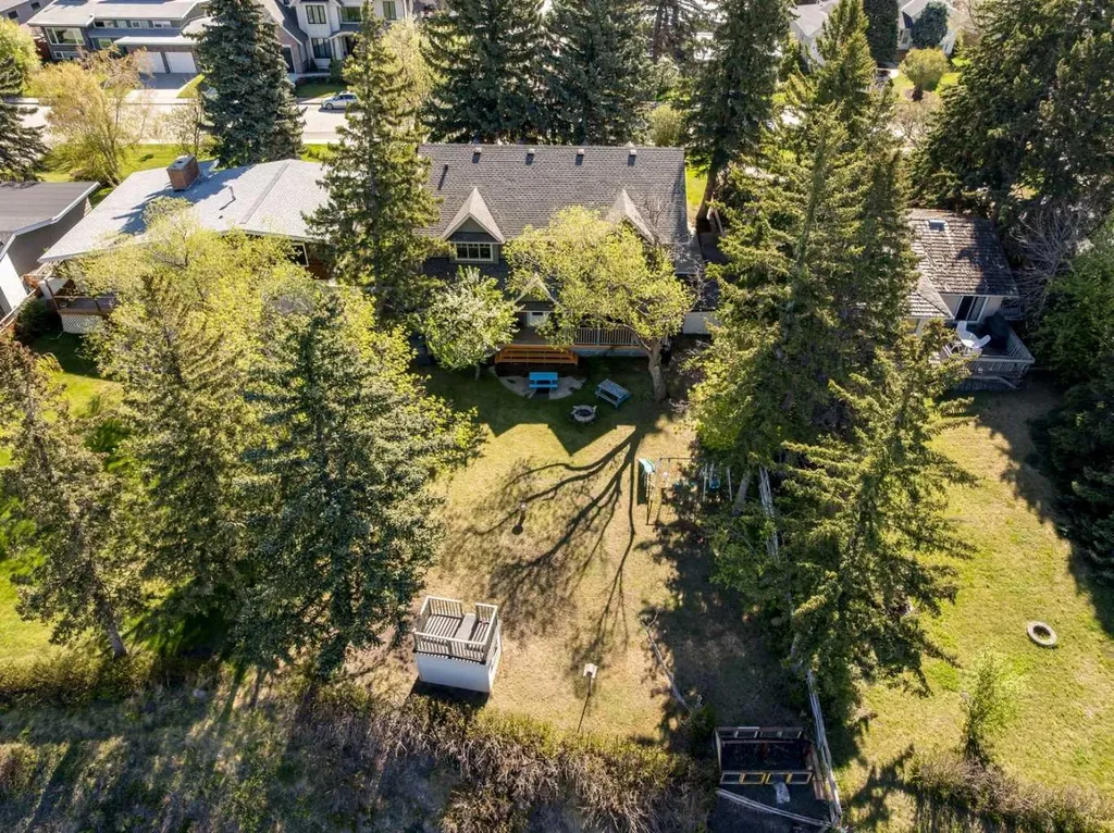 361 Wildwood Drive SW Calgary AB T3C 3E4