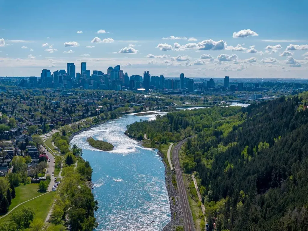 361 Wildwood Drive SW Calgary AB T3C 3E4