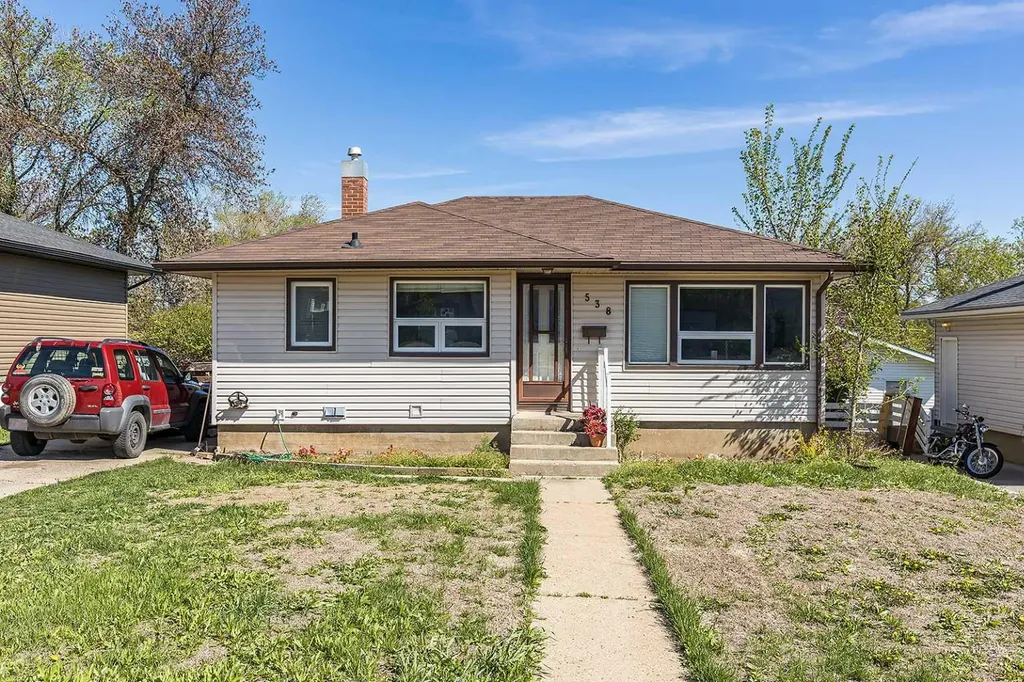 538 6 Street SW Medicine Hat AB T1A 4J2