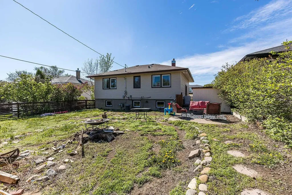 538 6 Street SW Medicine Hat AB T1A 4J2