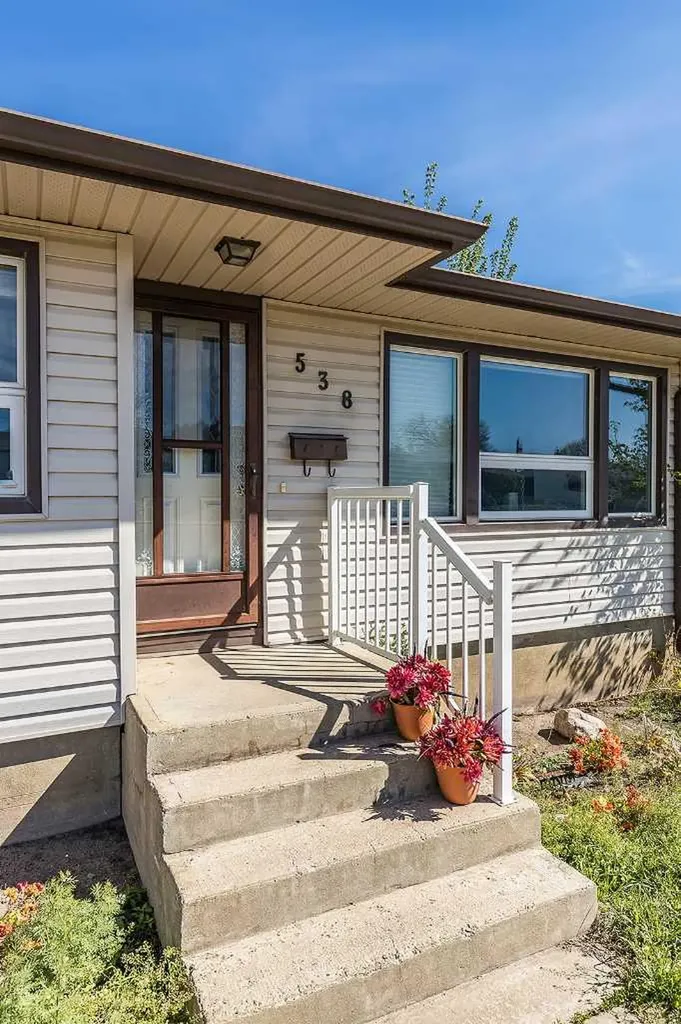 538 6 Street SW Medicine Hat AB T1A 4J2