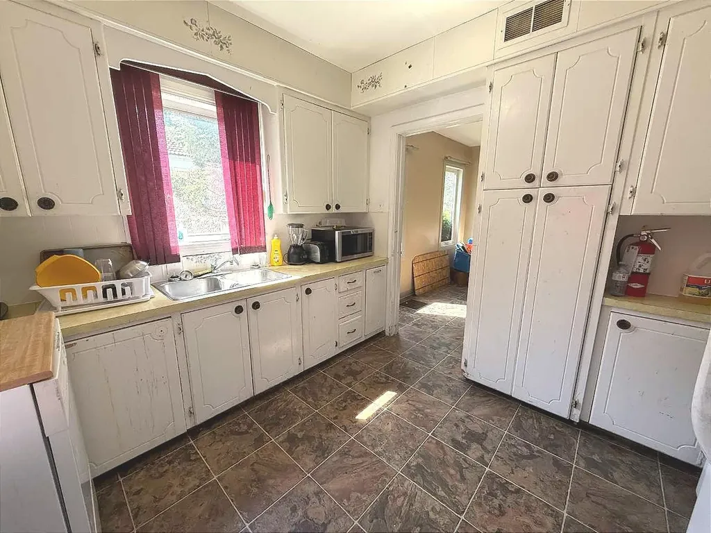 821 14 Street S Lethbridge AB T1J 2Y6